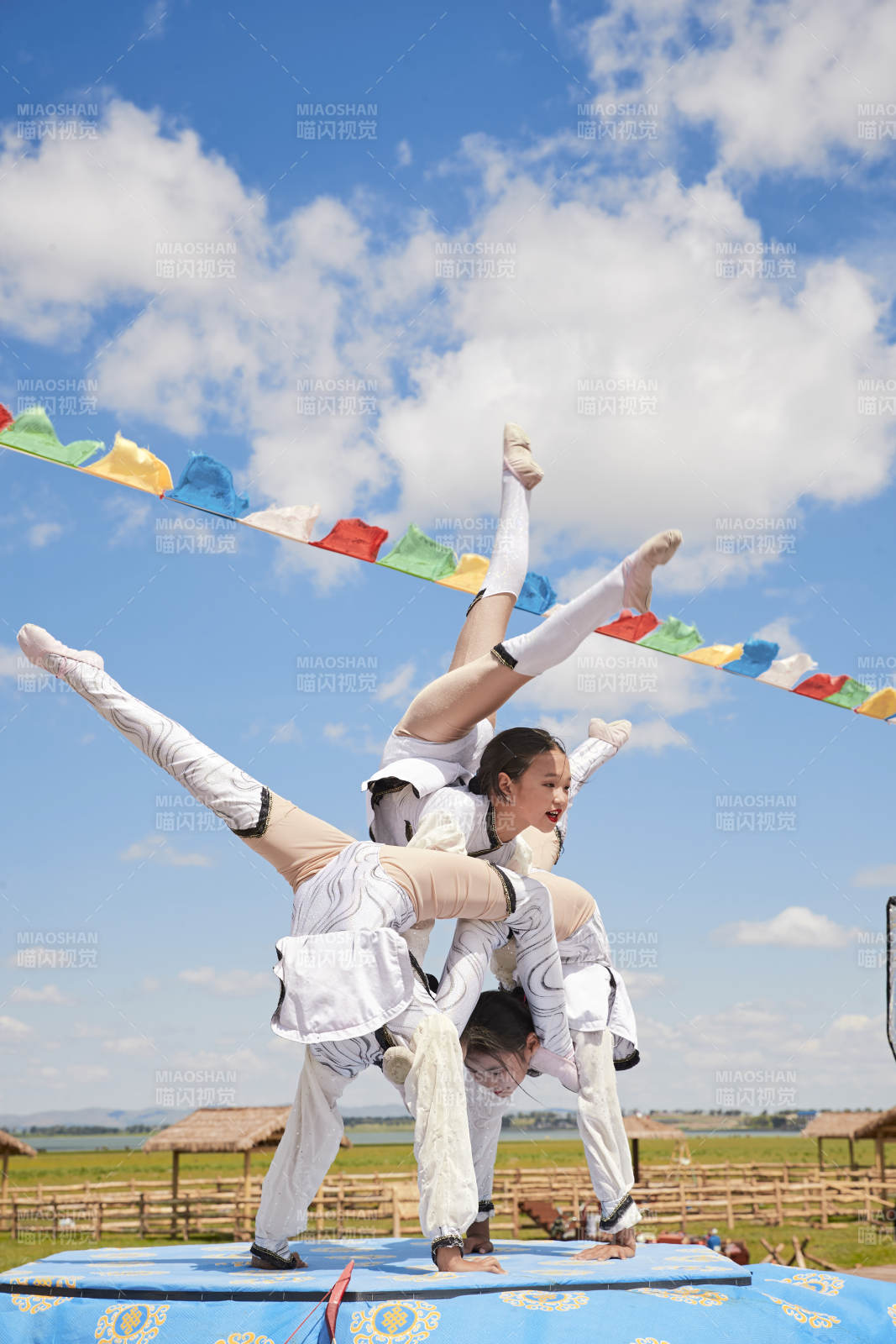 进行柔术体操杂技表演的三个少女图片