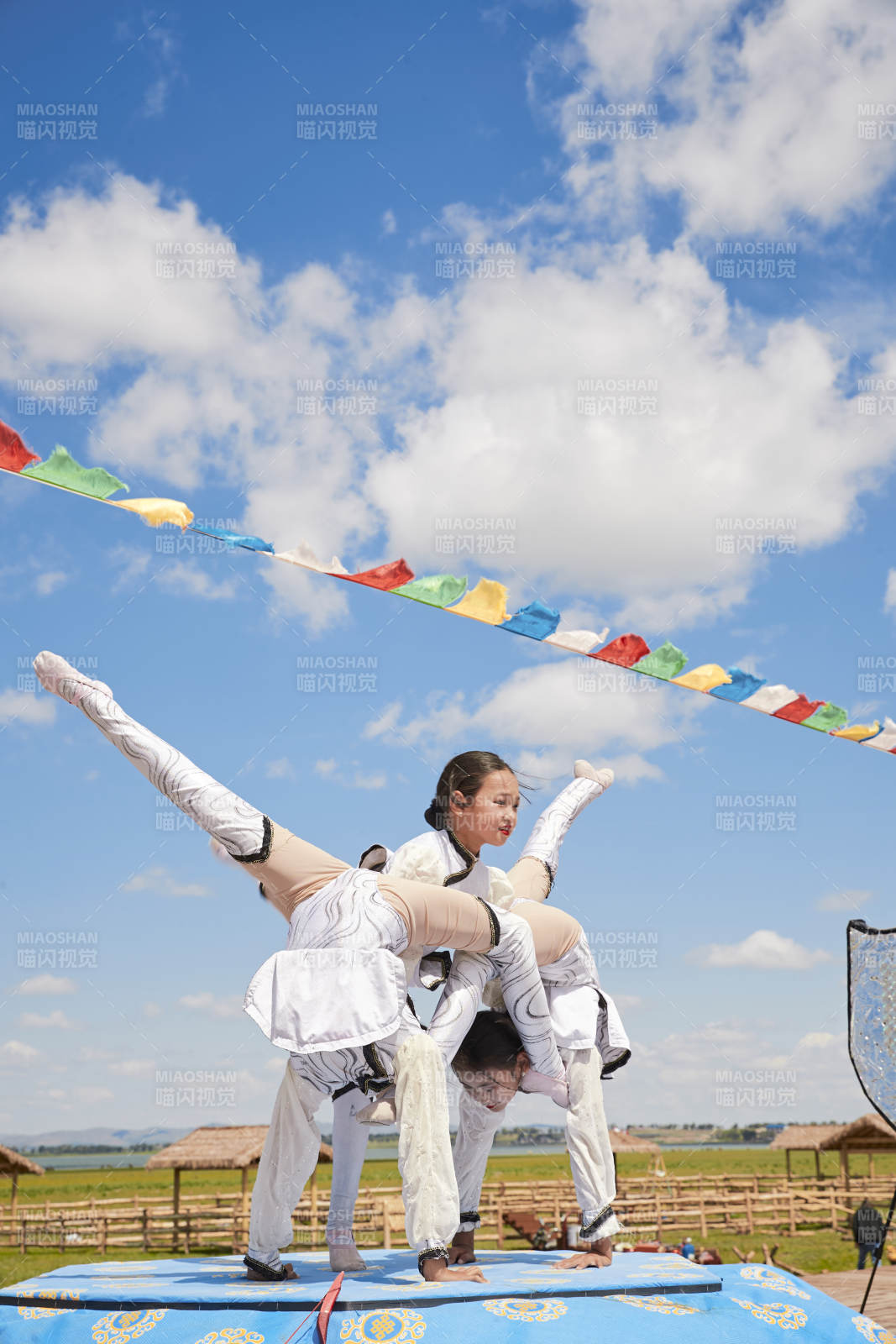 进行柔术体操杂技表演的三个少女图片