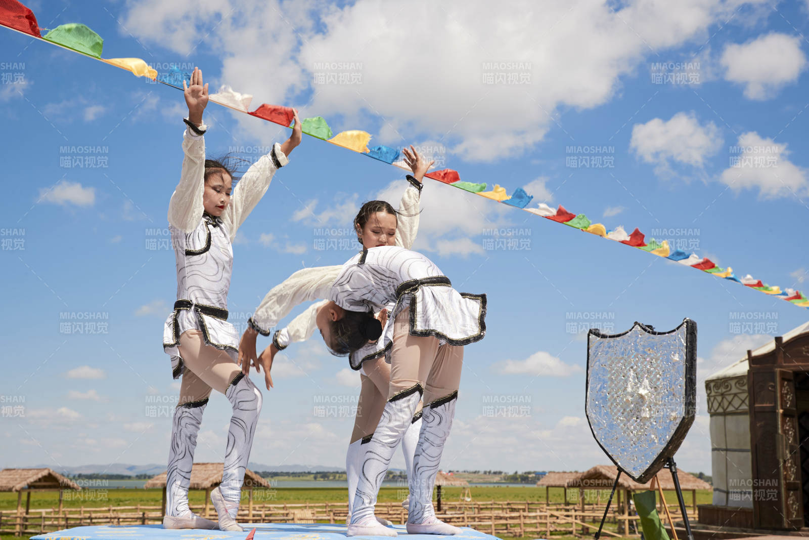 进行柔术体操杂技表演的三个少女图片