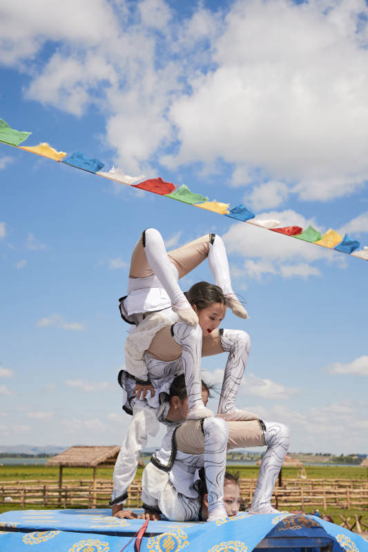 进行柔术体操杂技表演的三个少女图片