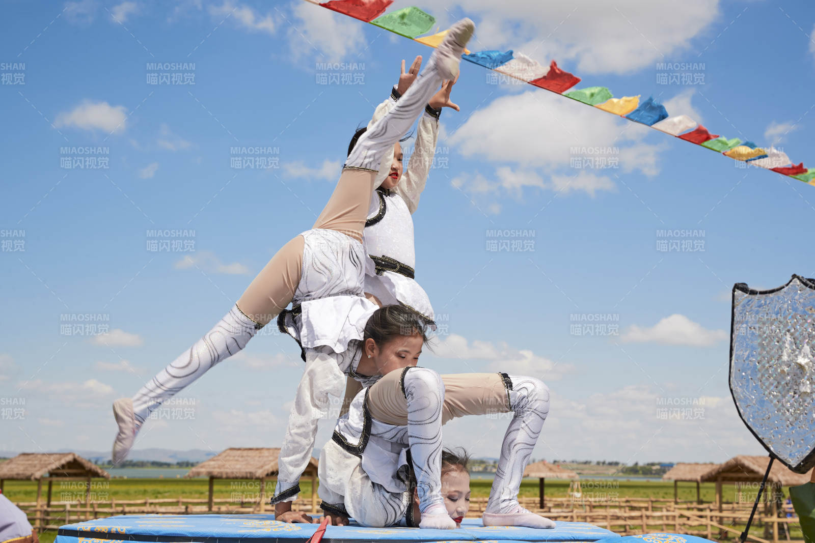 进行柔术体操杂技表演的三个少女图片