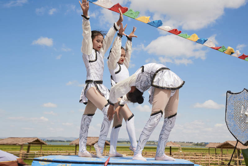 进行柔术体操杂技表演的三个少女图片