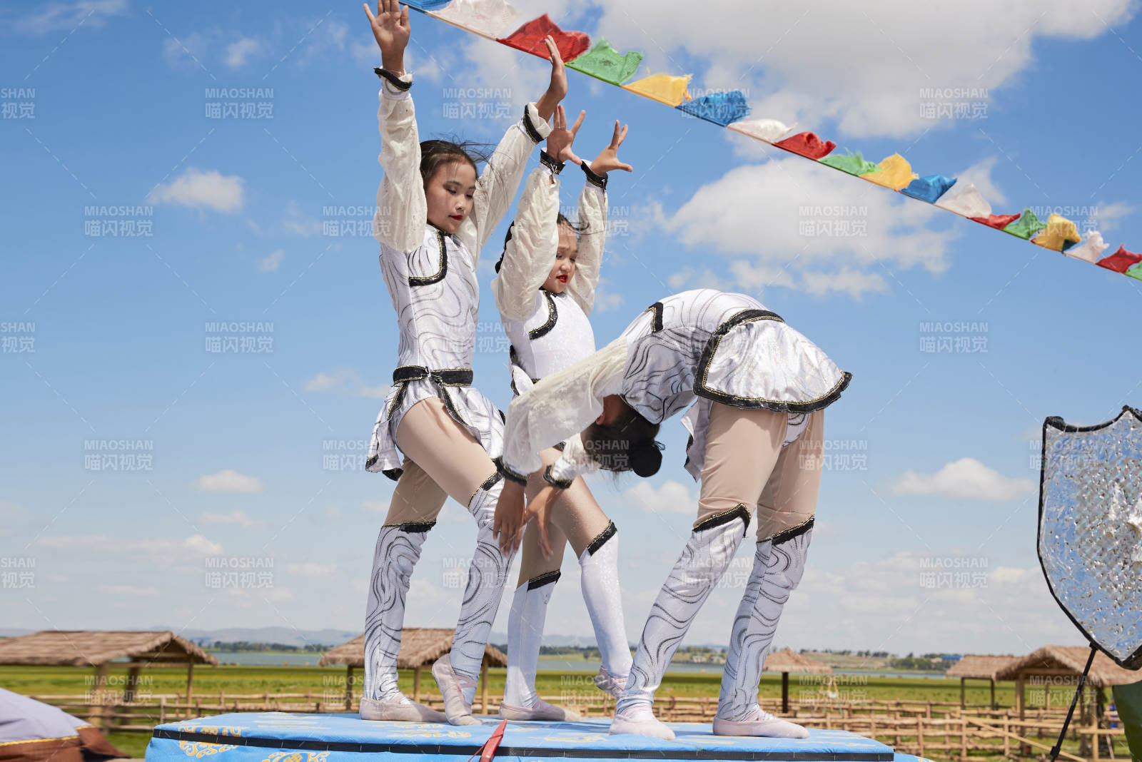 进行柔术体操杂技表演的三个少女图片