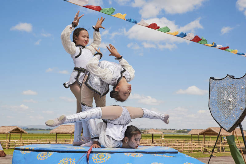 进行柔术体操杂技表演的三个少女图片