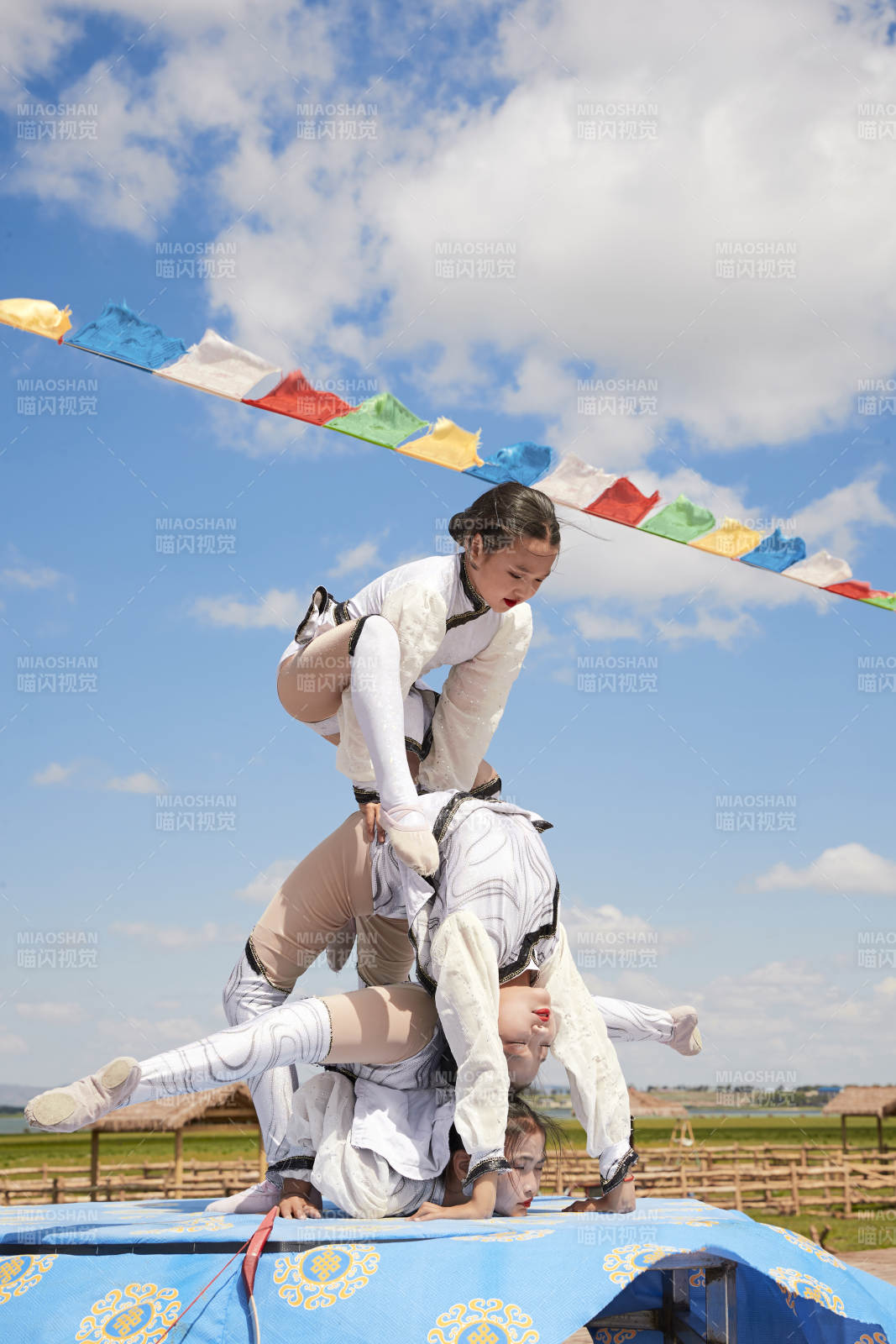 进行柔术体操杂技表演的三个少女图片