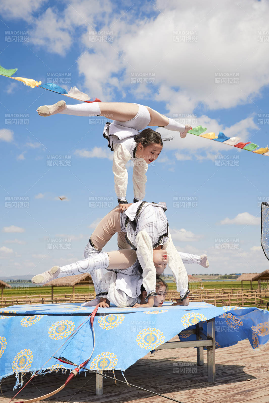 进行柔术体操杂技表演的三个少女图片