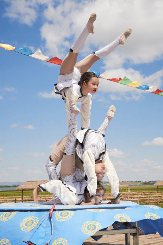 进行柔术体操杂技表演的三个少女图片