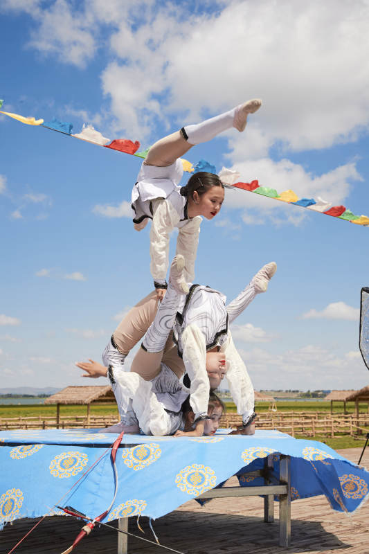 进行柔术体操杂技表演的三个少女图片