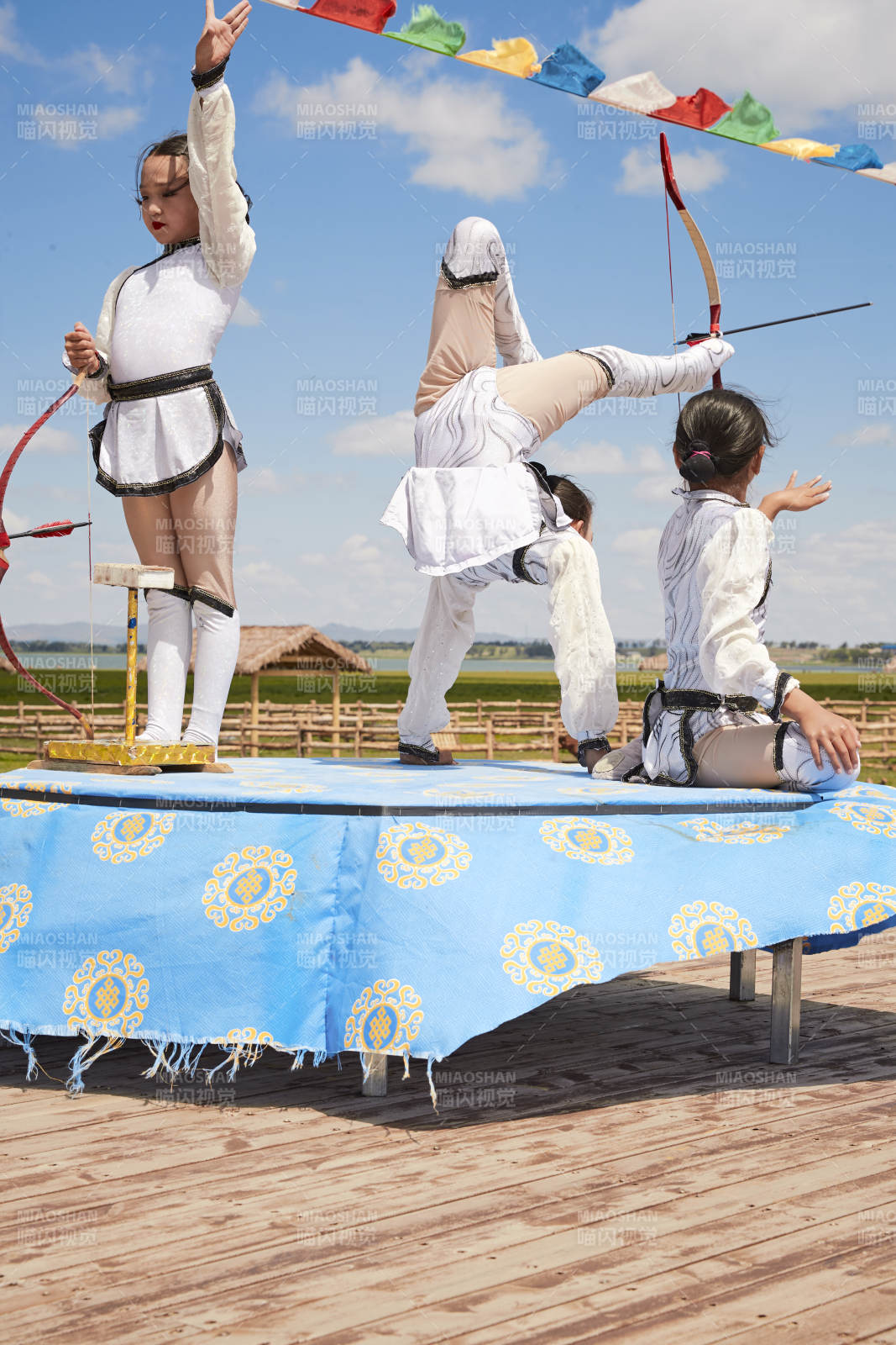 进行柔术射箭杂技表演的三个少女图片