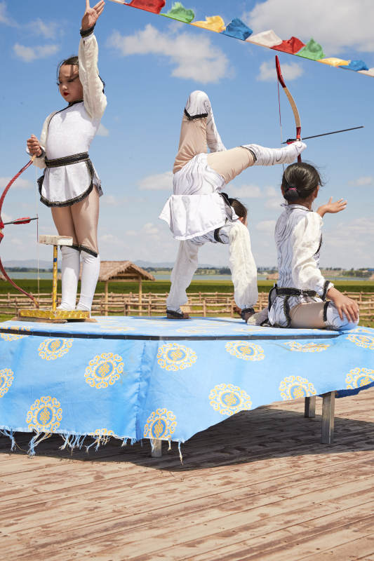 进行柔术射箭杂技表演的三个少女图片