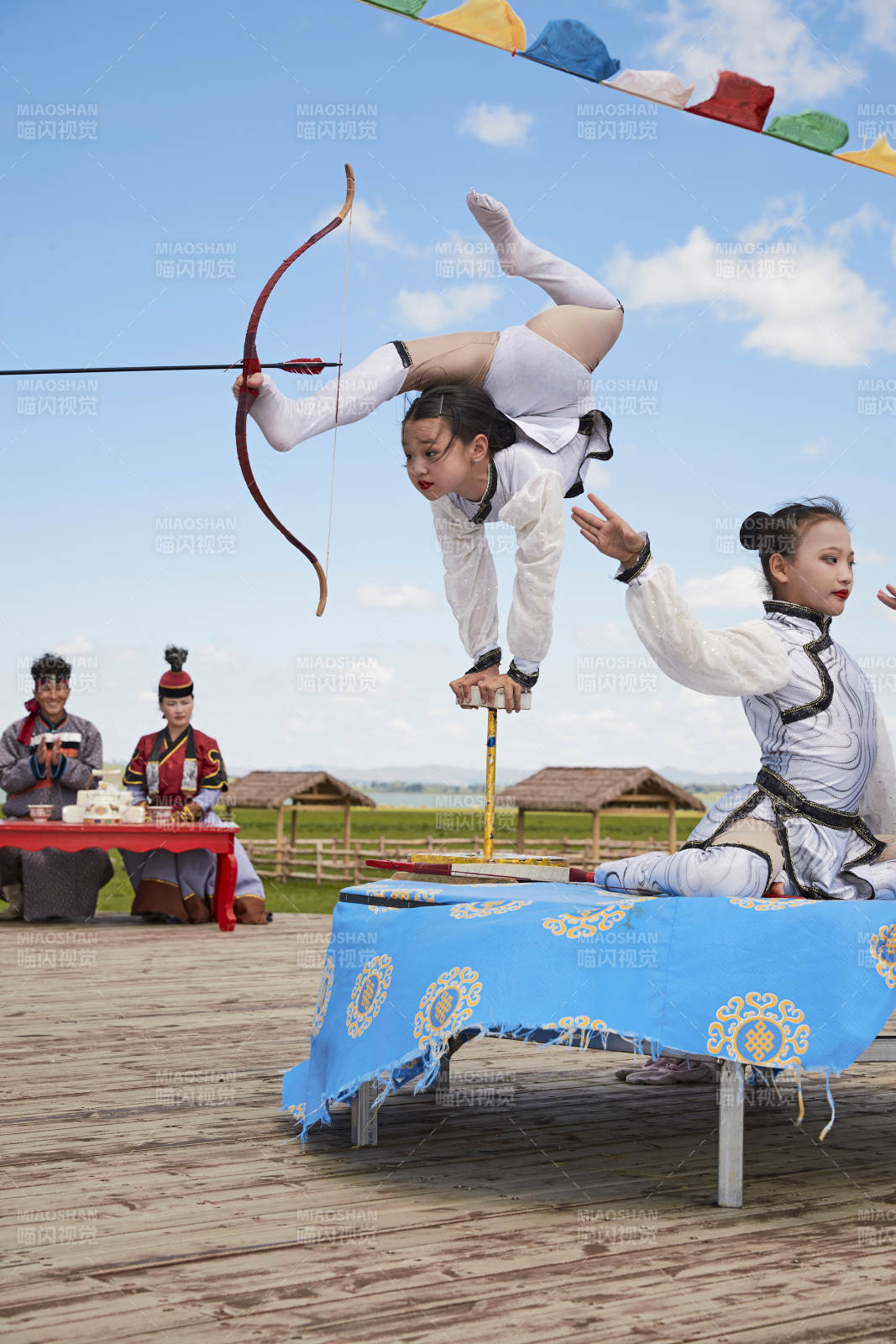 进行柔术射箭杂技表演的三个少女图片