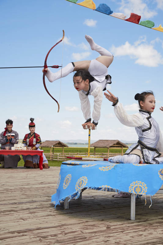 进行柔术射箭杂技表演的三个少女图片