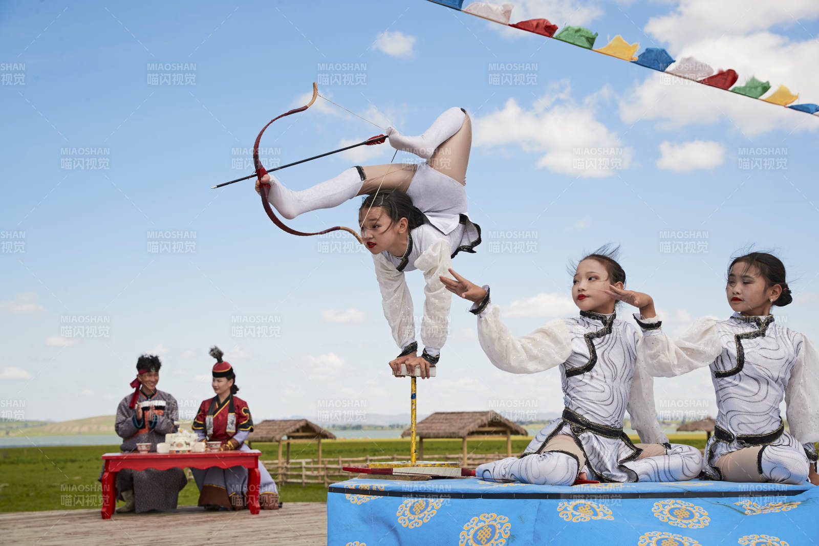 进行柔术射箭杂技表演的三个少女图片