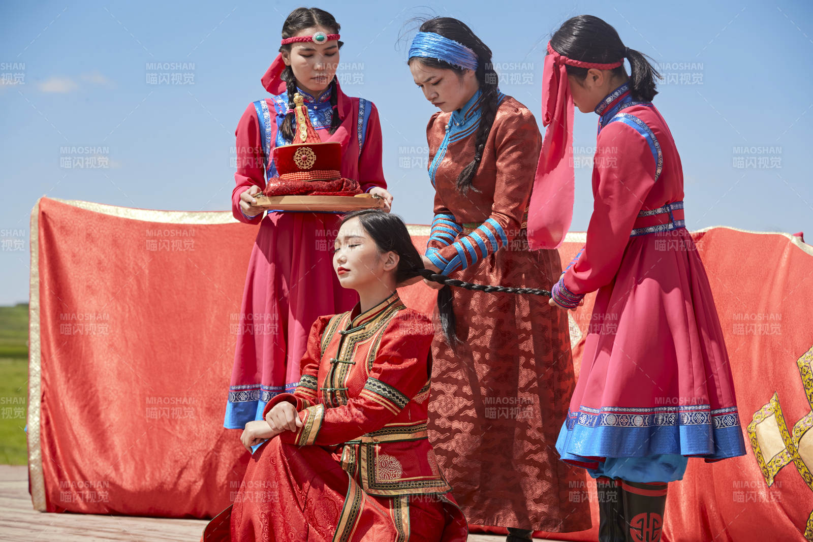 草原上的传统蒙古族婚礼仪式图片