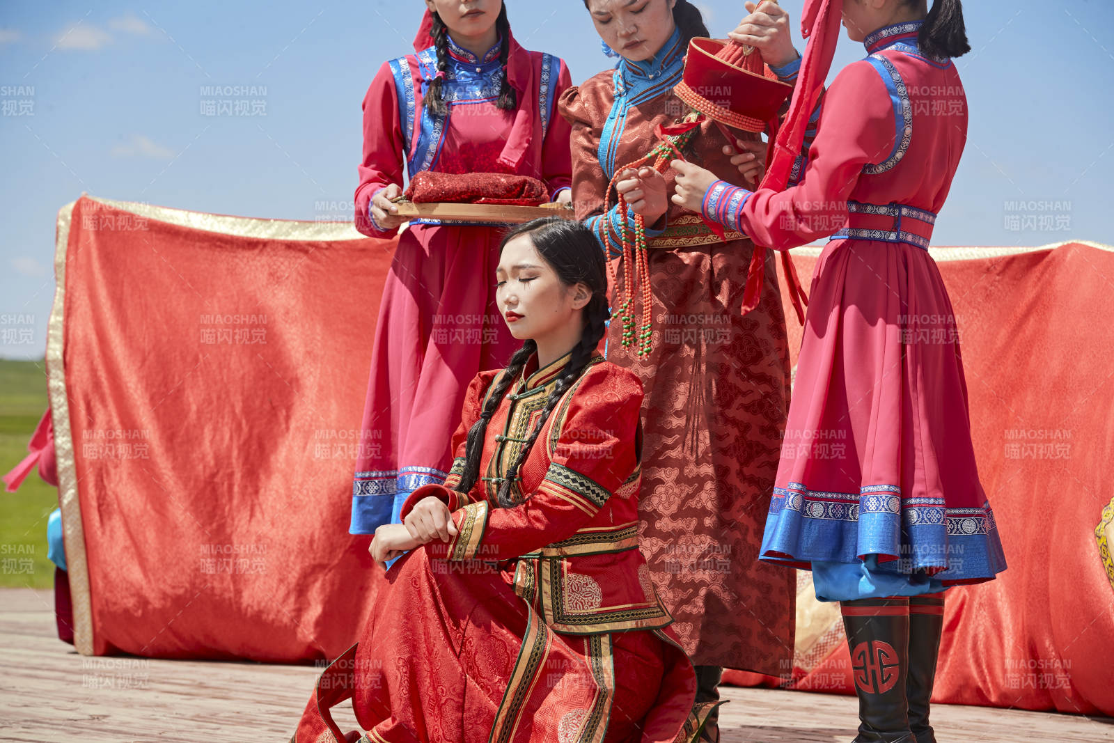 草原上的传统蒙古族婚礼仪式图片