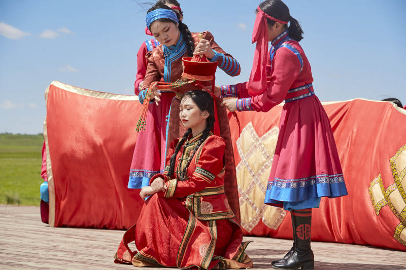 草原上的传统蒙古族婚礼仪式图片