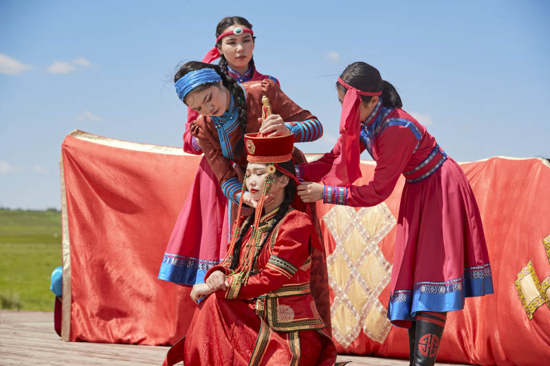 草原上的传统蒙古族婚礼仪式图片