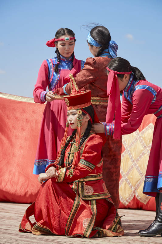 草原上的传统蒙古族婚礼仪式图片