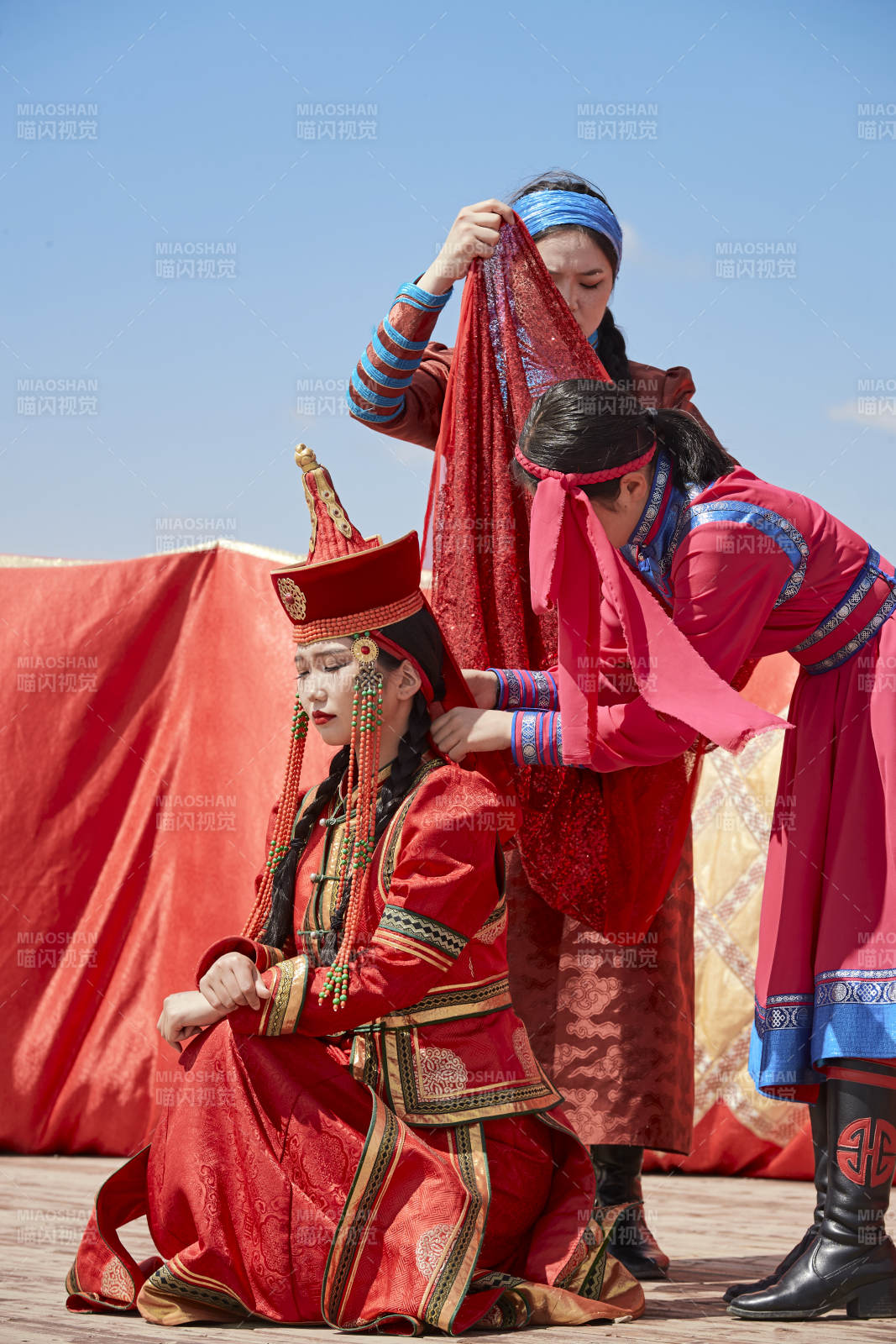 草原上的传统蒙古族婚礼仪式图片