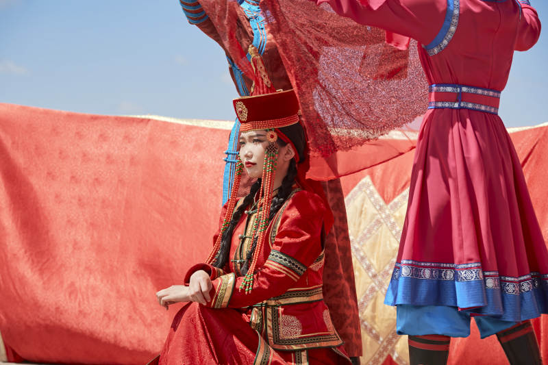 草原上的传统蒙古族婚礼仪式图片
