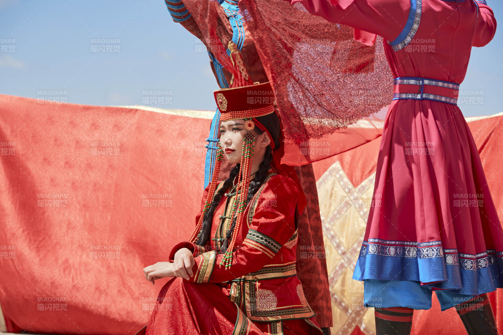 草原上的传统蒙古族婚礼仪式图片