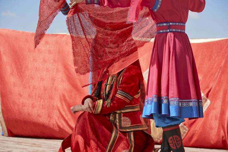 草原上的传统蒙古族婚礼仪式图片