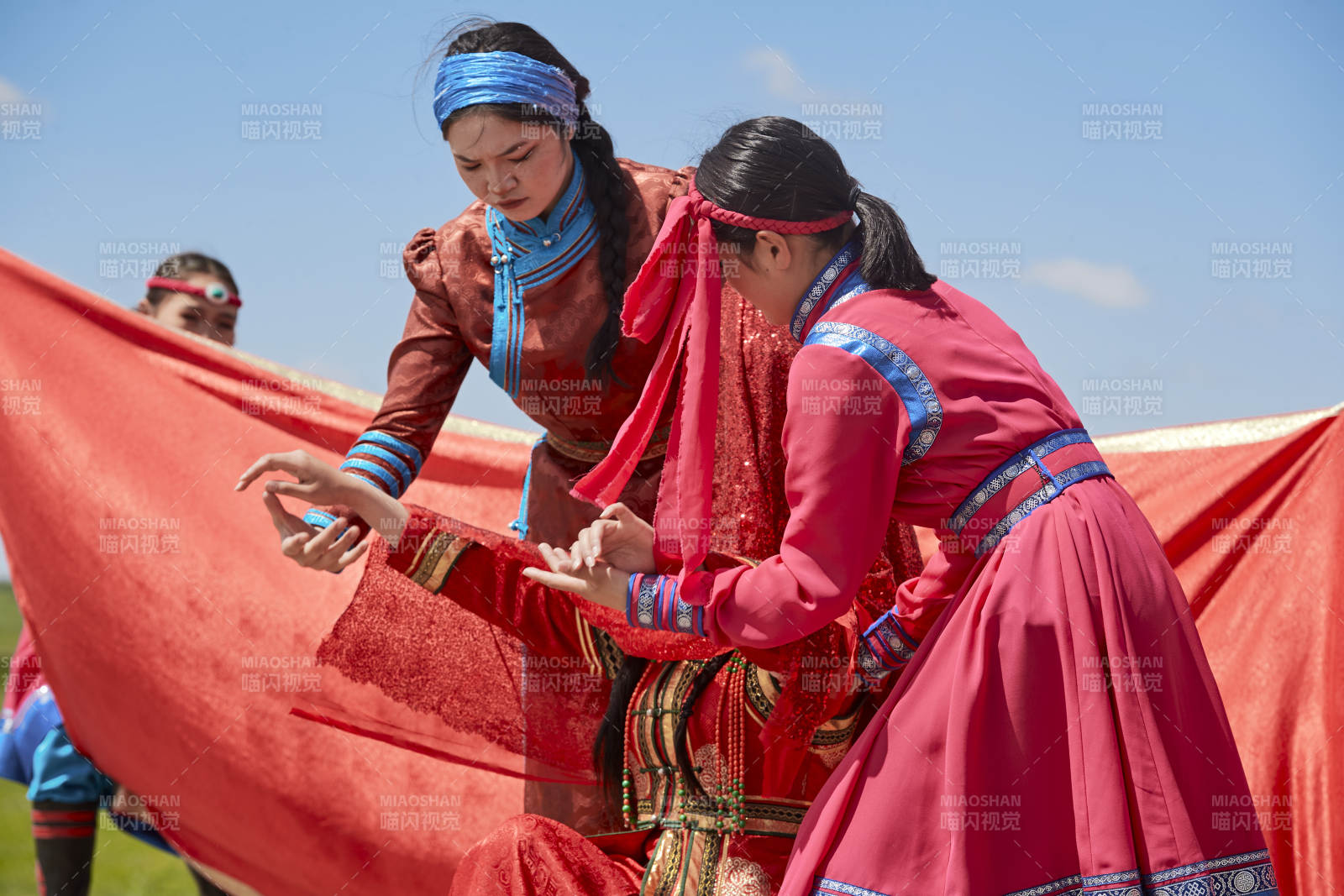 草原上的传统蒙古族婚礼仪式图片