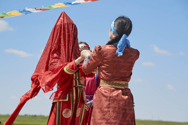 草原上的传统蒙古族婚礼仪式图片
