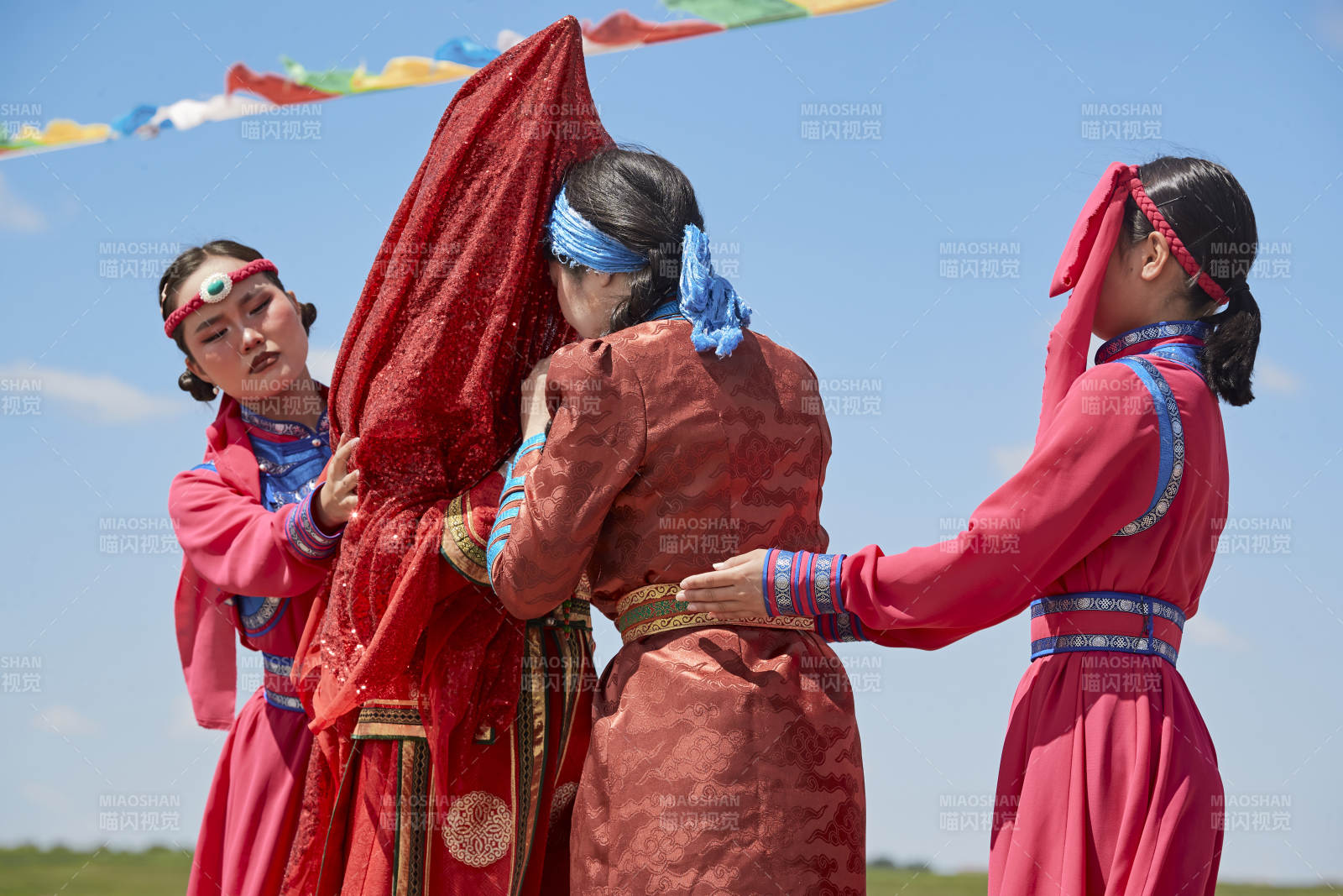 草原上的传统蒙古族婚礼仪式图片