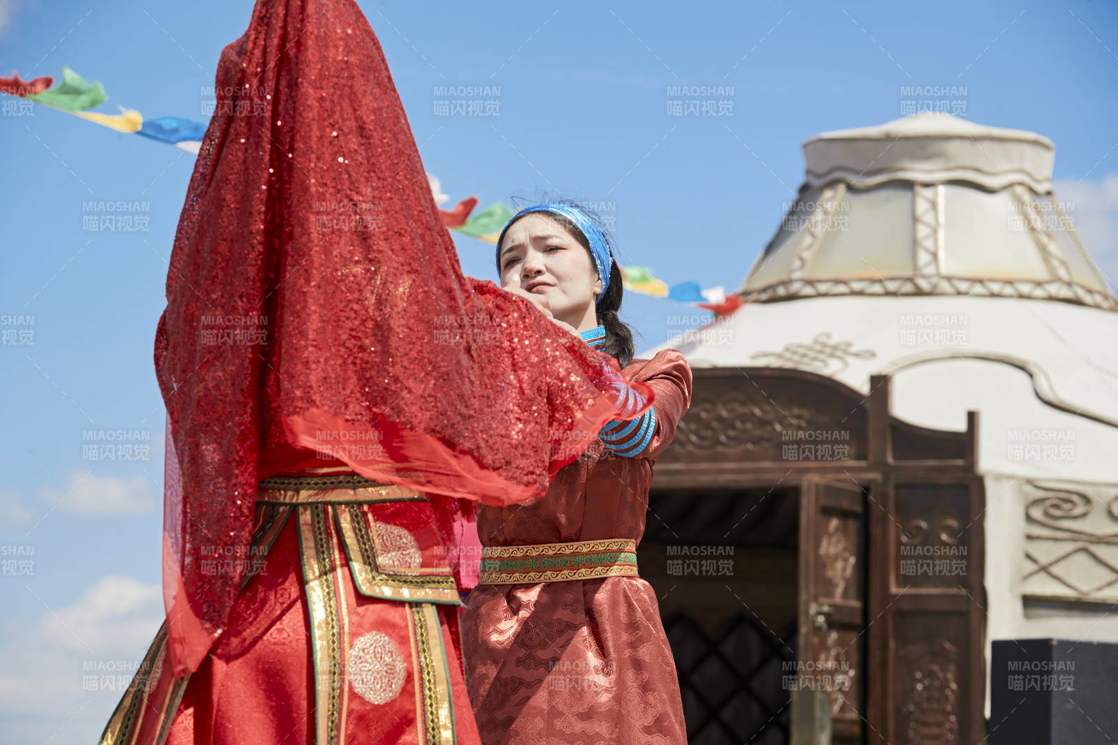 草原上的传统蒙古族婚礼仪式图片