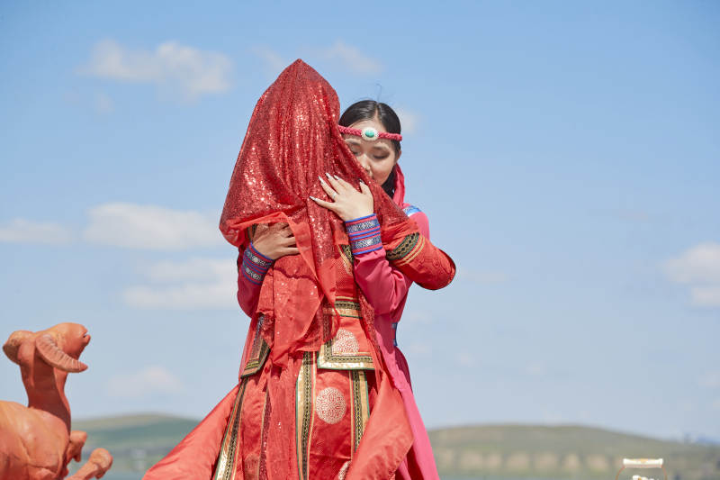 草原上的传统蒙古族婚礼仪式图片