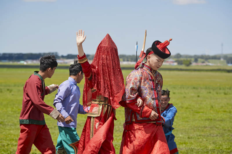 草原上的传统蒙古族婚礼仪式图片