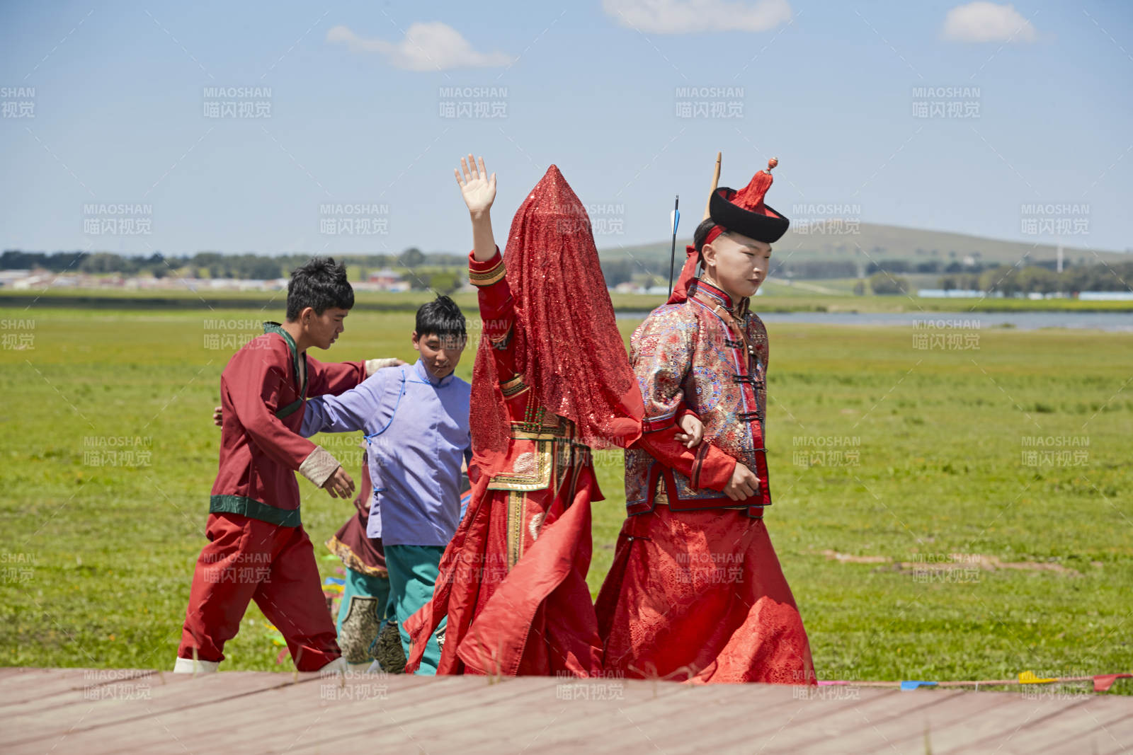 草原上的传统蒙古族婚礼仪式图片