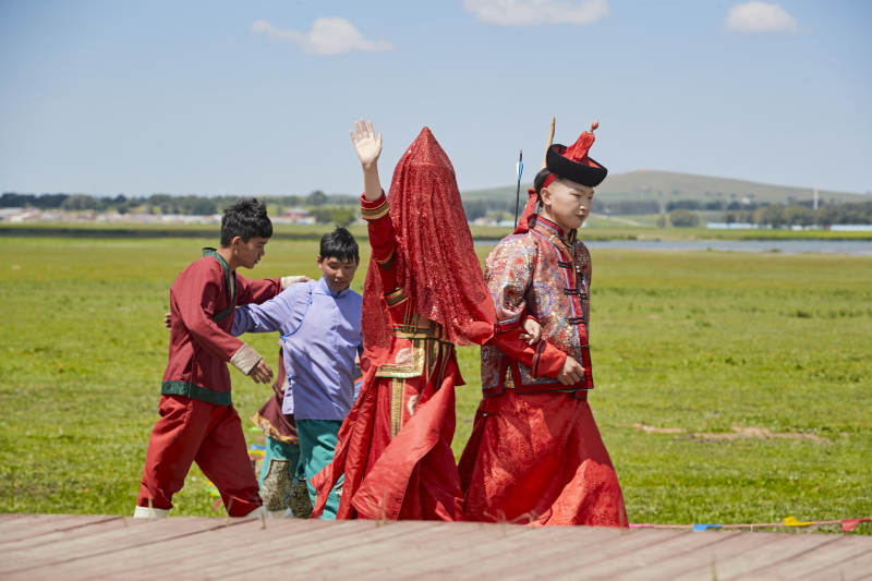 草原上的传统蒙古族婚礼仪式图片
