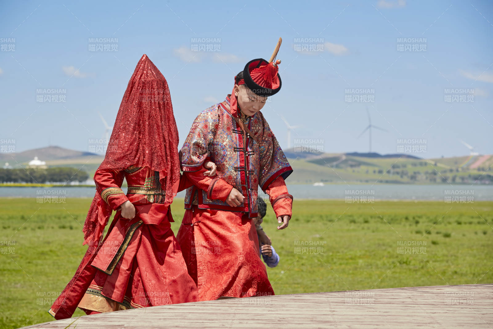 草原上的传统蒙古族婚礼仪式图片