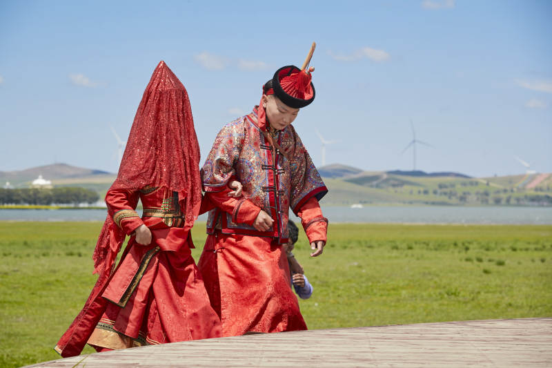 草原上的传统蒙古族婚礼仪式图片