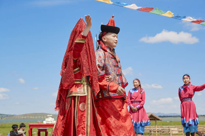 草原上的传统蒙古族婚礼仪式图片