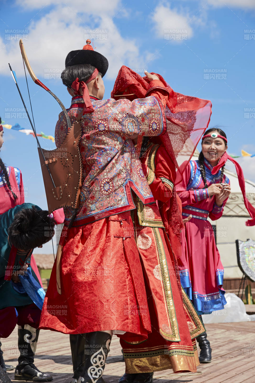 草原上的传统蒙古族婚礼仪式图片