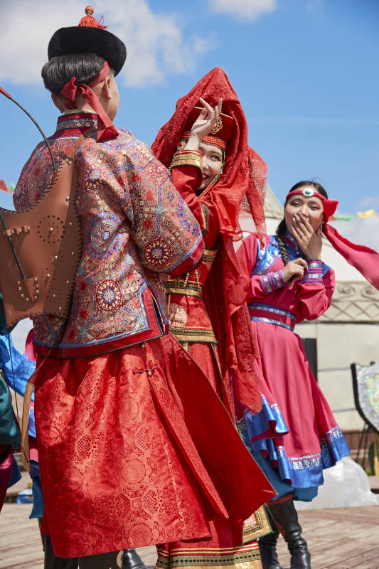 草原上的传统蒙古族婚礼仪式图片