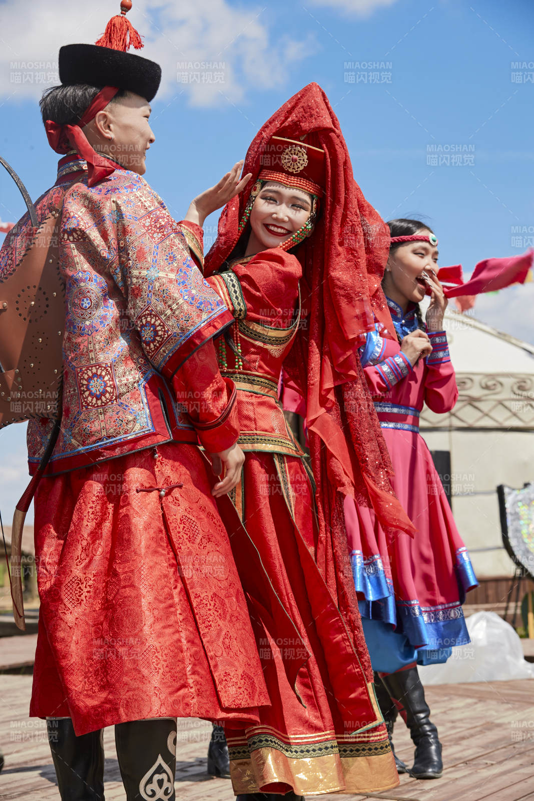 草原上的传统蒙古族婚礼仪式图片