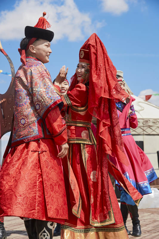 草原上的传统蒙古族婚礼仪式图片