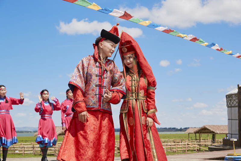 草原上的传统蒙古族婚礼仪式图片