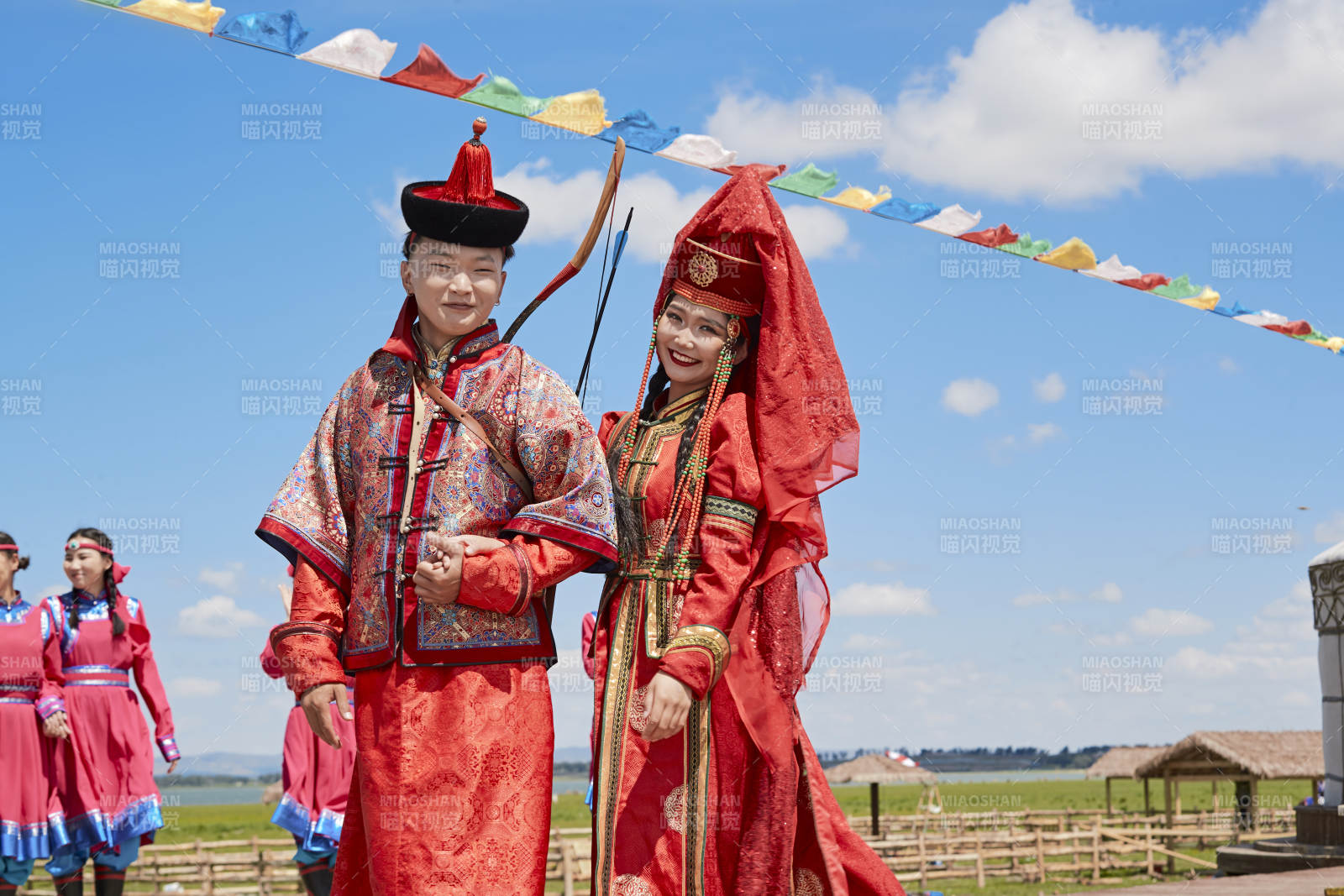 草原上的传统蒙古族婚礼仪式图片