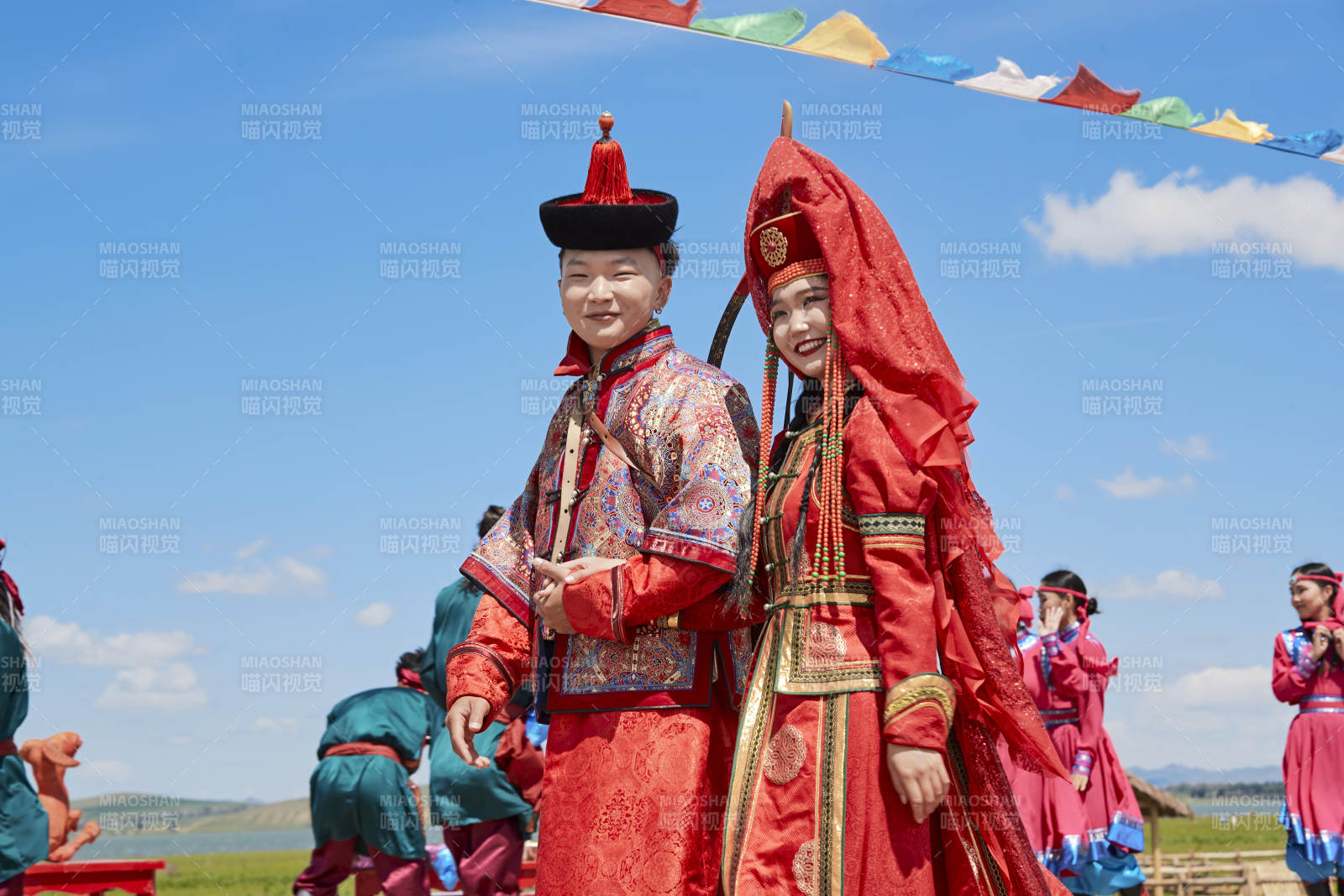 草原上的传统蒙古族婚礼仪式图片