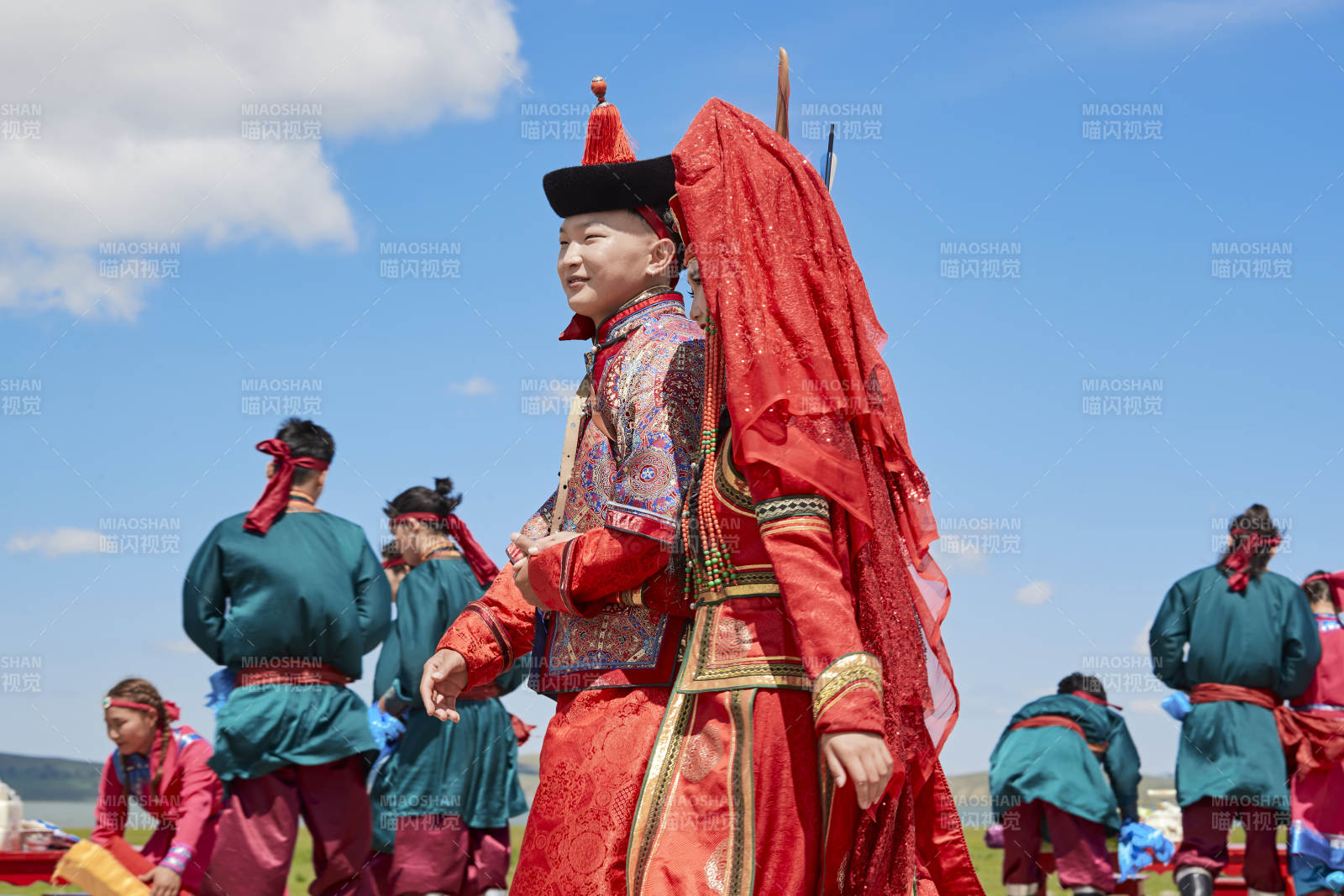 草原上的传统蒙古族婚礼仪式图片
