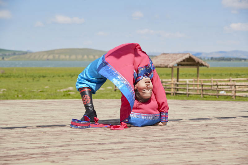 那达慕大会上表演的蒙古族传统舞蹈图片