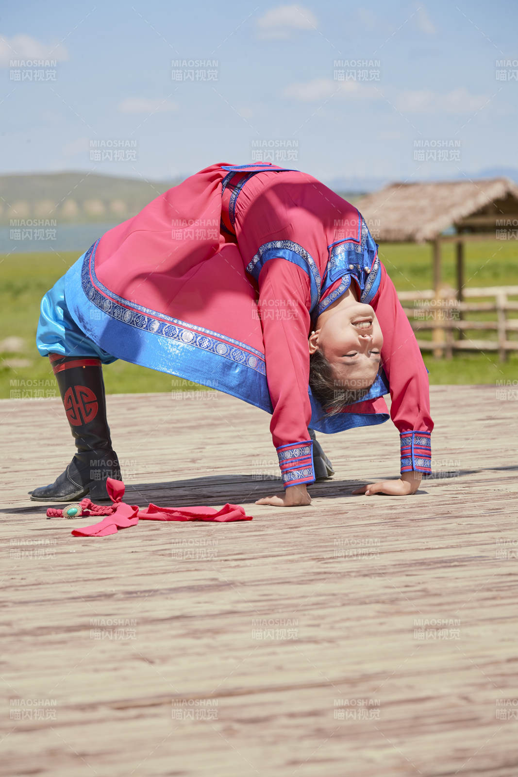 那达慕大会上表演的蒙古族传统舞蹈图片