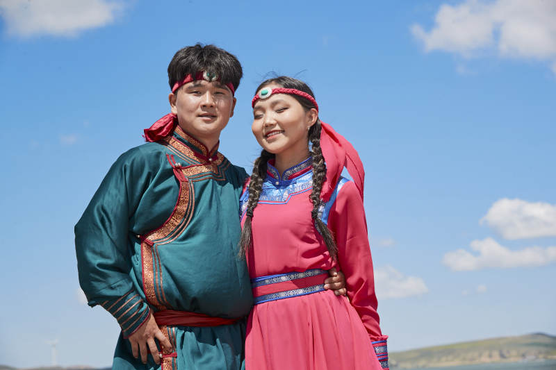 草原敖包上的蒙族小情侣图片