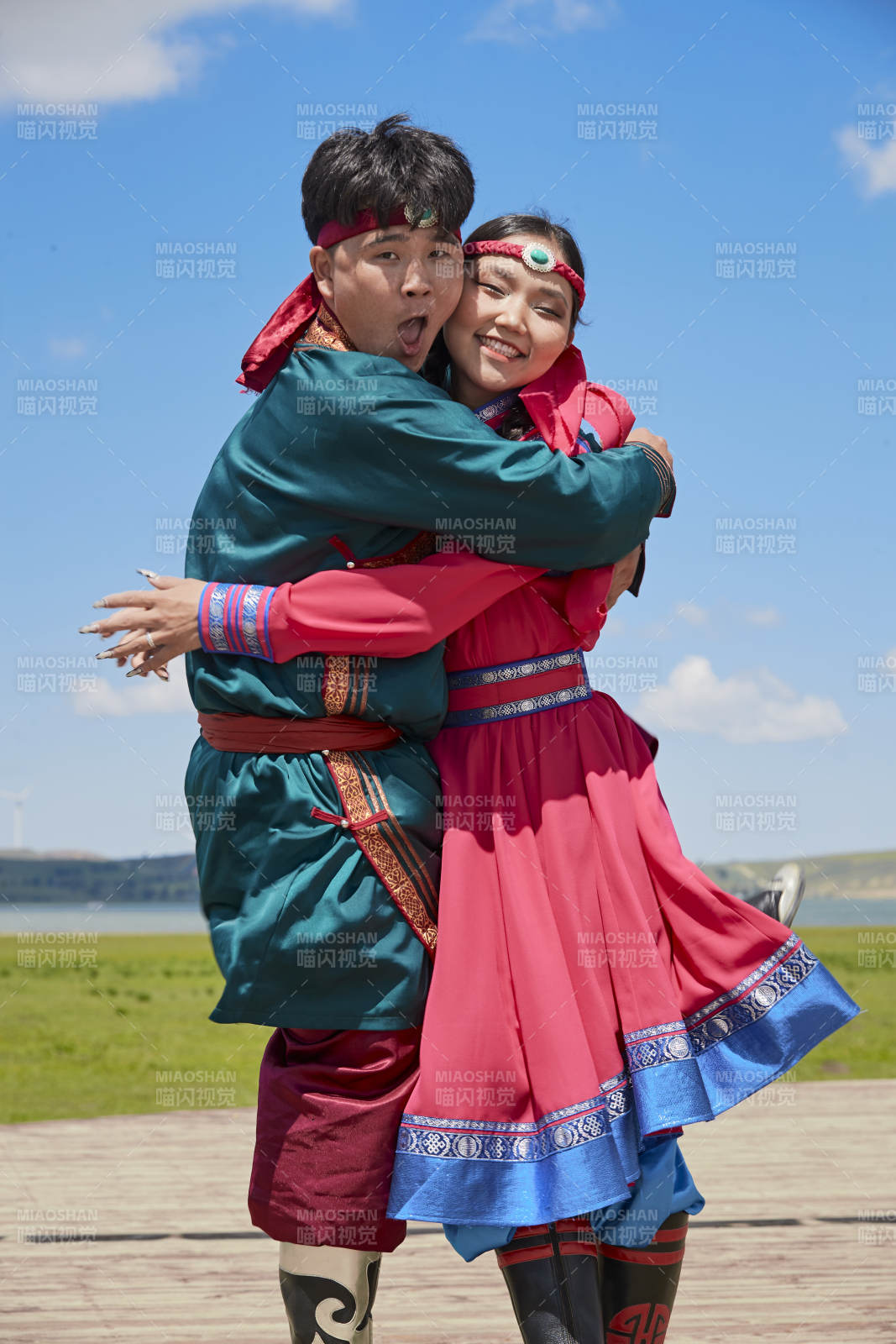 草原敖包上的蒙族小情侣图片