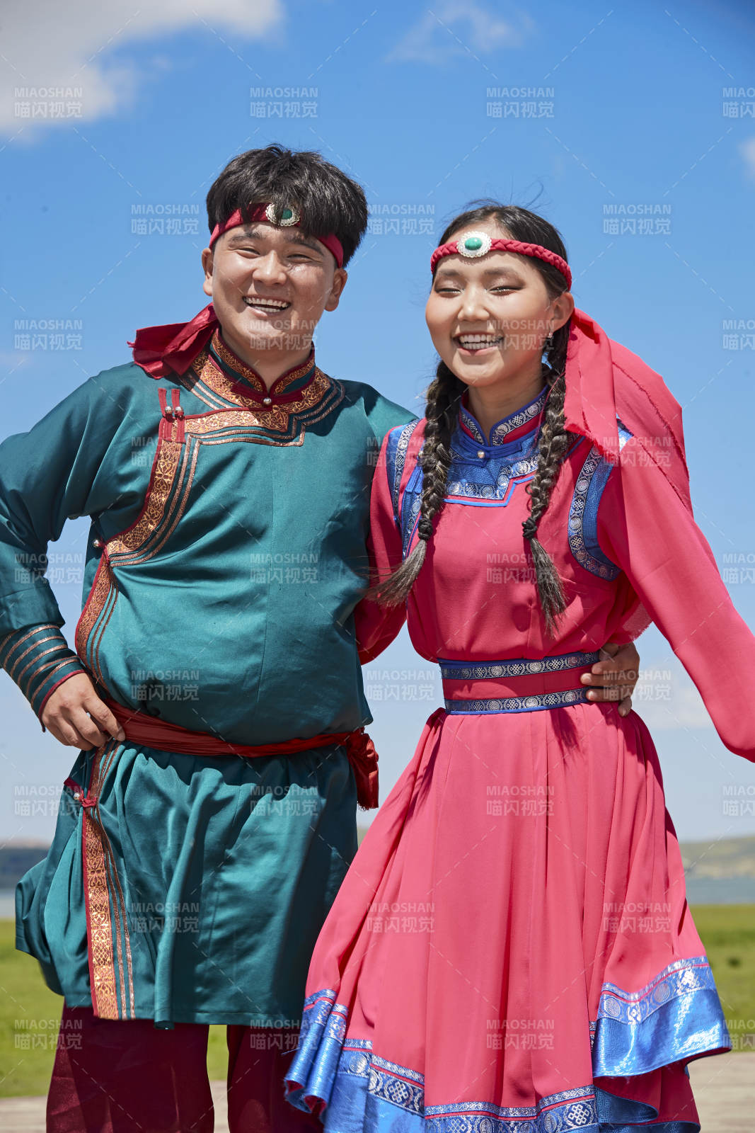草原敖包上的蒙族小情侣图片